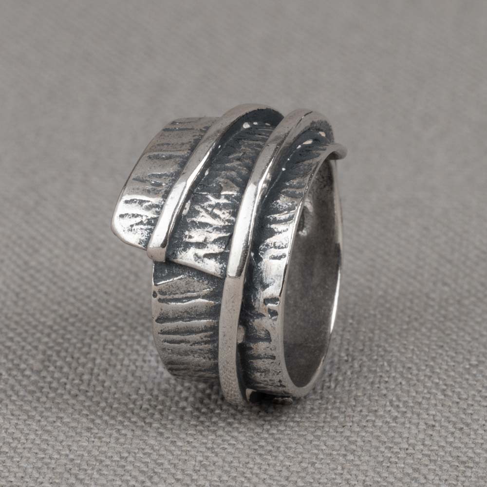 Ring gemaakt van 925 sterling zilver, met textuur en over de ring lopende streep. De glans van 925 sterling zilver maakt het een gewild edelmetaal voor de vervaardiging van sieraden. Het bestaat uit 92,5% puur zilver en 7,5% koper. Puur zilver is een zacht en buigzaam materiaal, het koper in 925 sterling zilver zorgt voor de stevigheid. De sieraden van Jeh Jewels zijn nikkel vrij.