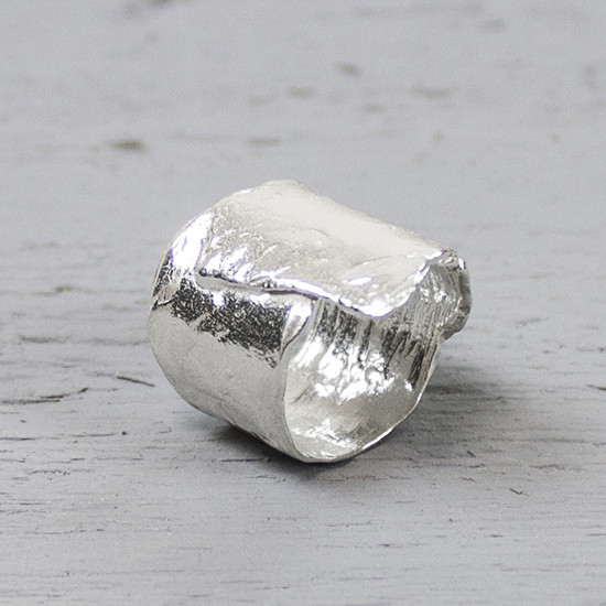 Deze ring is gemaakt van 925 sterling zilver en is bewerkt met een lichte hamerslag. Bij de ring is het zilver omgevouwen, wat hem origineel en authentiek maakt. De glans van 925 sterling zilver maakt het een gewild edelmetaal voor de vervaardiging van sieraden. Het bestaat uit 92,5% puur zilver en 7,5% koper. Puur zilver is een zacht en buigzaam materiaal, het koper in 925 sterling zilver zorgt voor de stevigheid. De sieraden van Jeh Jewels zijn nikkel vrij.