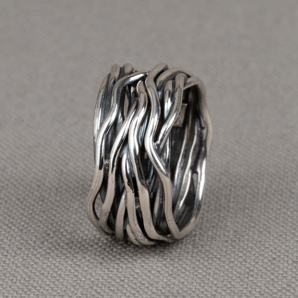 Ring gemaakt van 925 sterling geoxideerd zilver uit de Silver-collectie van Jéh Jewels. Deze ring is gemaakt van gewikkeld zilverdraad, wat zorgt voor een stoer en opvallend effect.