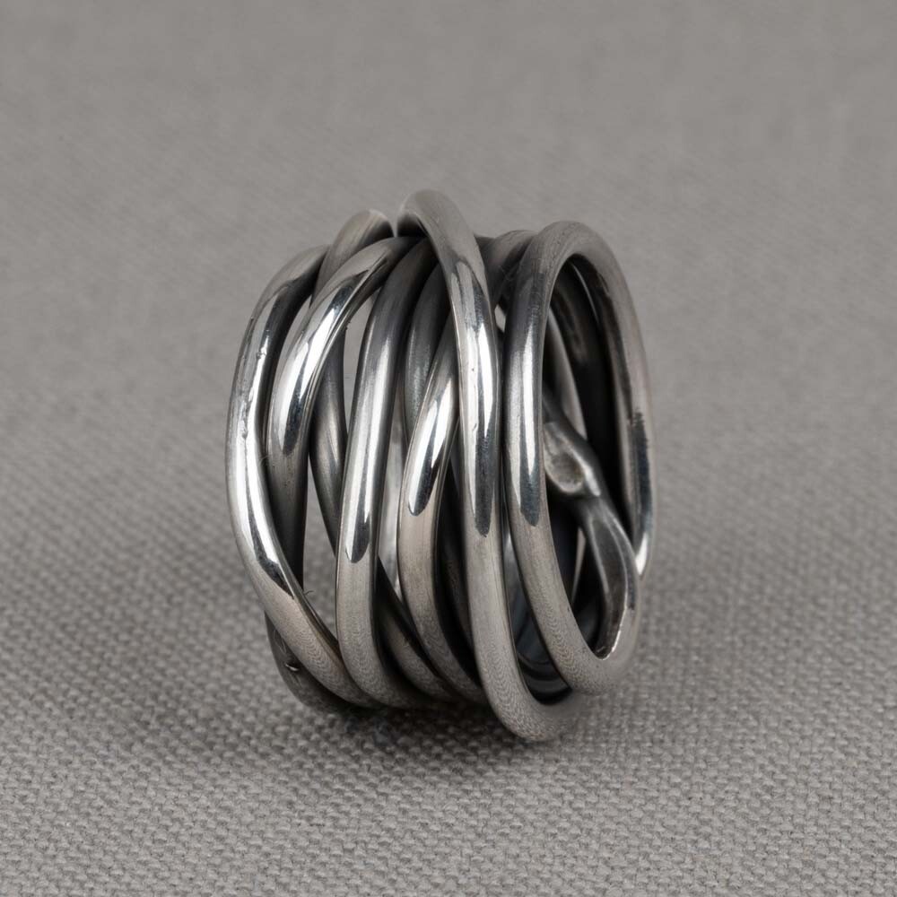 Ring uit de Silver-collectie van Jéh Jewels, gemaakt van 925 sterling geoxideerd zilver. De ring bestaat uit geoxideerd gewikkeld zilver, wat een robuuste, maar tevens chique uitstraling geeft.
