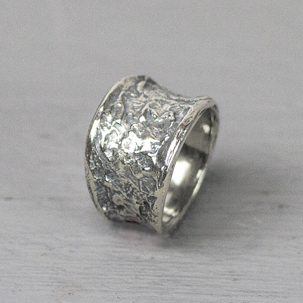 Ring uit de Silver-collectie van Jeh Jewels, gemaakt van 925 sterling wit zilver. De ring heeft een grove structuur en heeft een uiteenlopende breedte. Aan de bovenkant is de ring 14 mm breed en aan de onderkant is de ring 7 mm breed. De ring past goed met de bijpassende sieraden van Jeh. De glans van 925 sterling zilver maakt het een gewild edelmetaal voor de vervaardiging van sieraden. Het bestaat uit 92,5% puur zilver en 7,5% koper. Puur zilver is een zacht en buigzaam materiaal, het koper in 925 sterling zilver zorgt voor de stevigheid. De sieraden van Jeh Jewels zijn nikkel vrij.