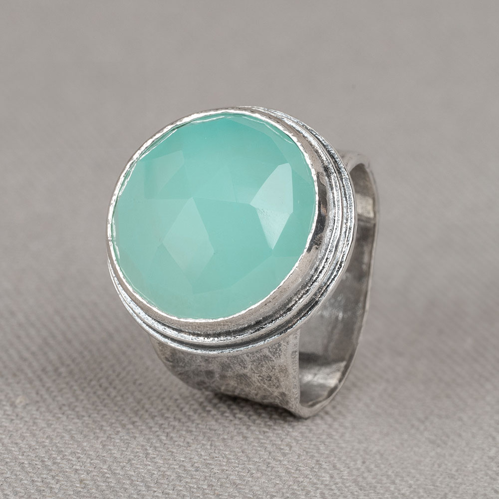 Ring uit de Silver-collectie van Jeh Jewels gemaakt van 925 sterling zilver met groene kwarts. De ring is bewerkt met hamerslag wat zorgt voor een mooie structuur. Kwarts verhoogt de concentratie bevordert positieve energie en stimuleert het immuunsysteem. 
