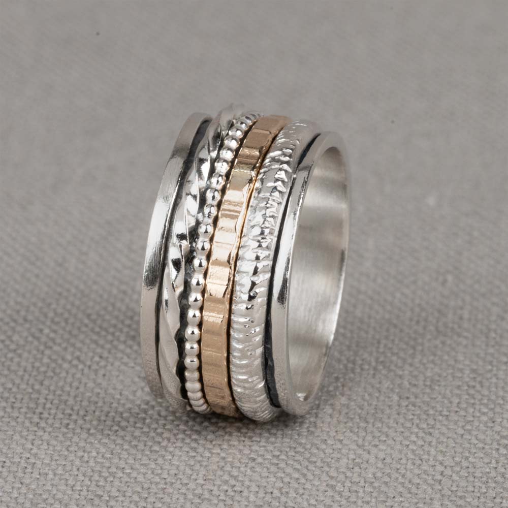 Bijzondere ring gemaakt van (geoxideerd) 925 sterling zilver en gold filled. De ringen in het midden van de ring kunnen bewegen, dit zorgt voor een speels effect. Onder de ring is gebruik gemaakt van geoxideerd zilver. Doordat de ringen speels bewegen, is het mogelijk dat de geoxideerde laag na verloop van tijd vervaagd.