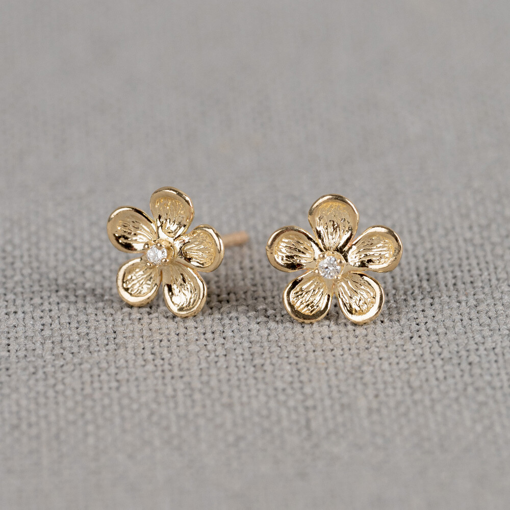 Oorsteker bloesem gemaakt van 14 karaat goud en diamant. Dit schattige oorknopje in de vorm van een bloem kan perfect gecombineerd worden met de andere gouden sieraden van Jéh Jewels!