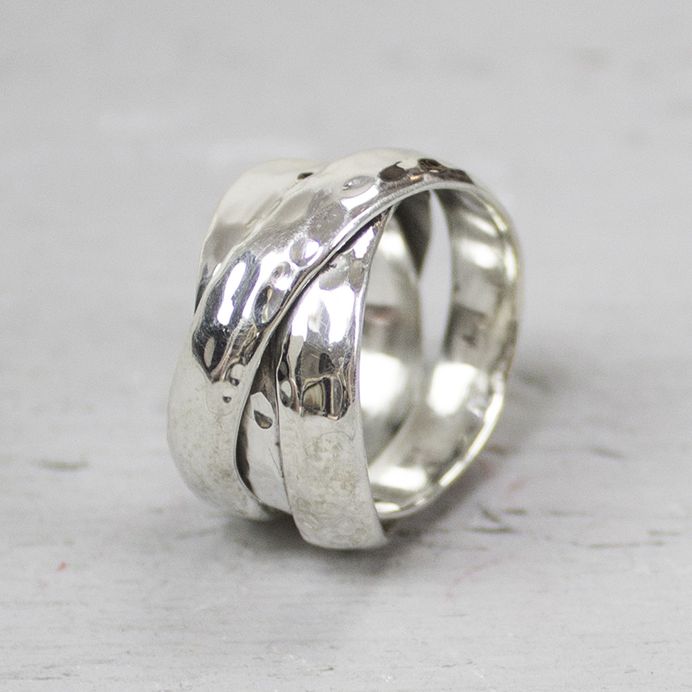 Ring uit de Silver-collectie, gemaakt van 925 sterling zilver met hamerslag textuur. Deze stijlvolle ring past bij iedere persoonlijkheid en draagt een bijzondere betekenis met zich mee. Deze ring bestaat uit één streng die drie keer gedraaid is. Zij staan voor 'de eeuwige liefde'. Een mooie bevestiging als liefdes- of vriendschapsring voor partners, familie of vrienden.