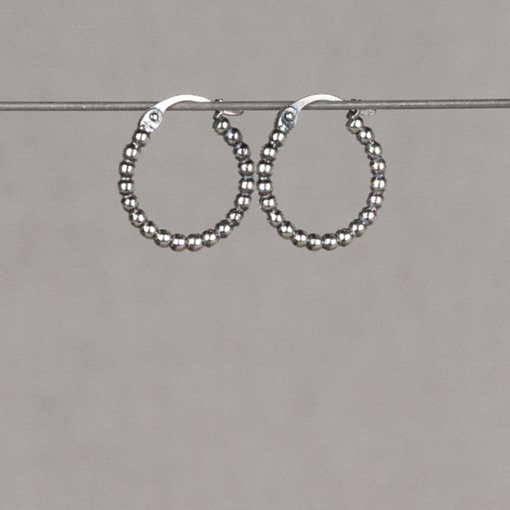 Creool zilver oxy
Jeh Jewels koop je bij diamant centrum rotterdam 

De sieraden van Jéh Jewels zijn semi-handgemaakt, maar hebben altijd een ambachtelijke en handgemaakte uitstraling. Tijdloos is hierbij het codewoord van