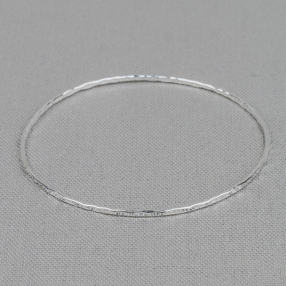 Dunne rinkelarmband gemaakt van 925 sterling zilver met een doorsnede van 6,4 mm.