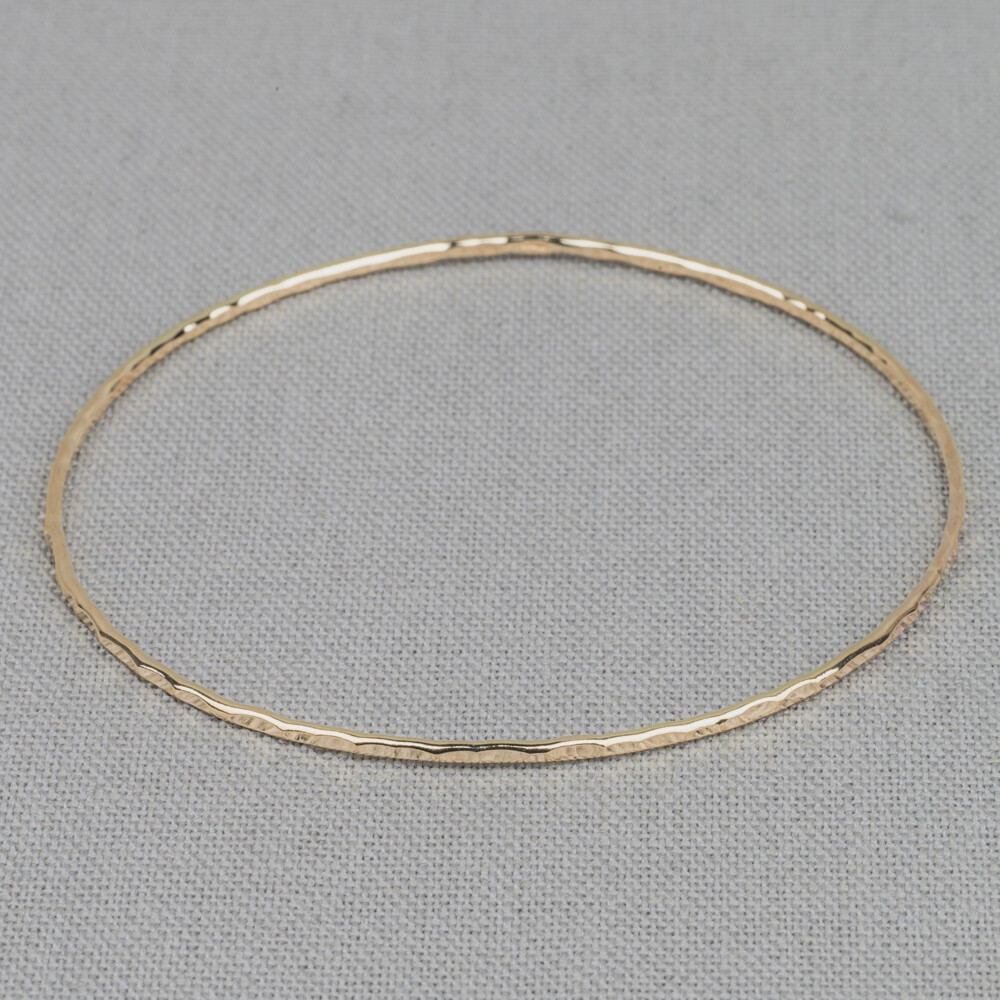 Rinkelarmband dun gemaakt van Goldfilled met een doorsnede van circa 6,4 cm. Combineer deze armband met een paar mooie oorbellen, een collier en meerdere rinkelarmbanden voor een complete look!