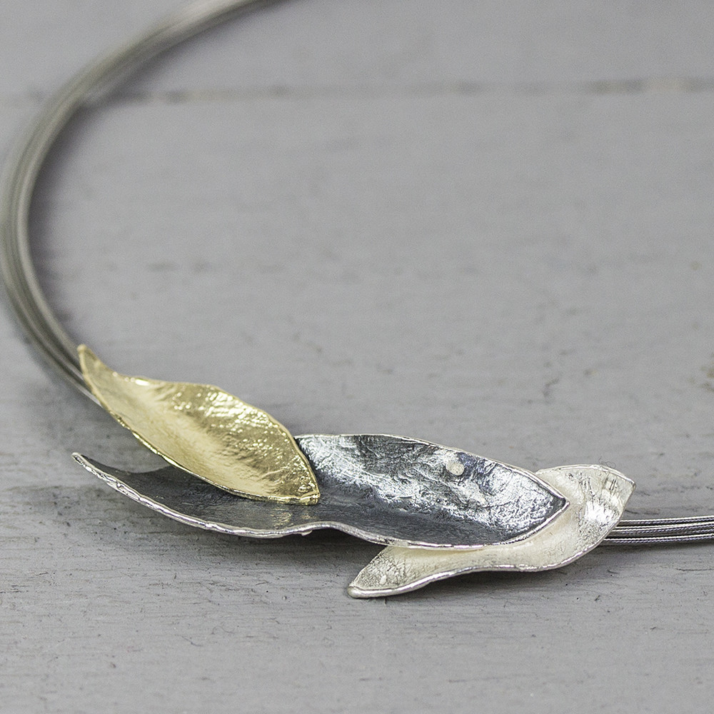 Hanger gemaakt van 925 sterling zilver, geoxideerd zilver en zilver verguld. Combineer deze hanger met een spang, een paar mooie oorbellen en een ring voor een complete look!