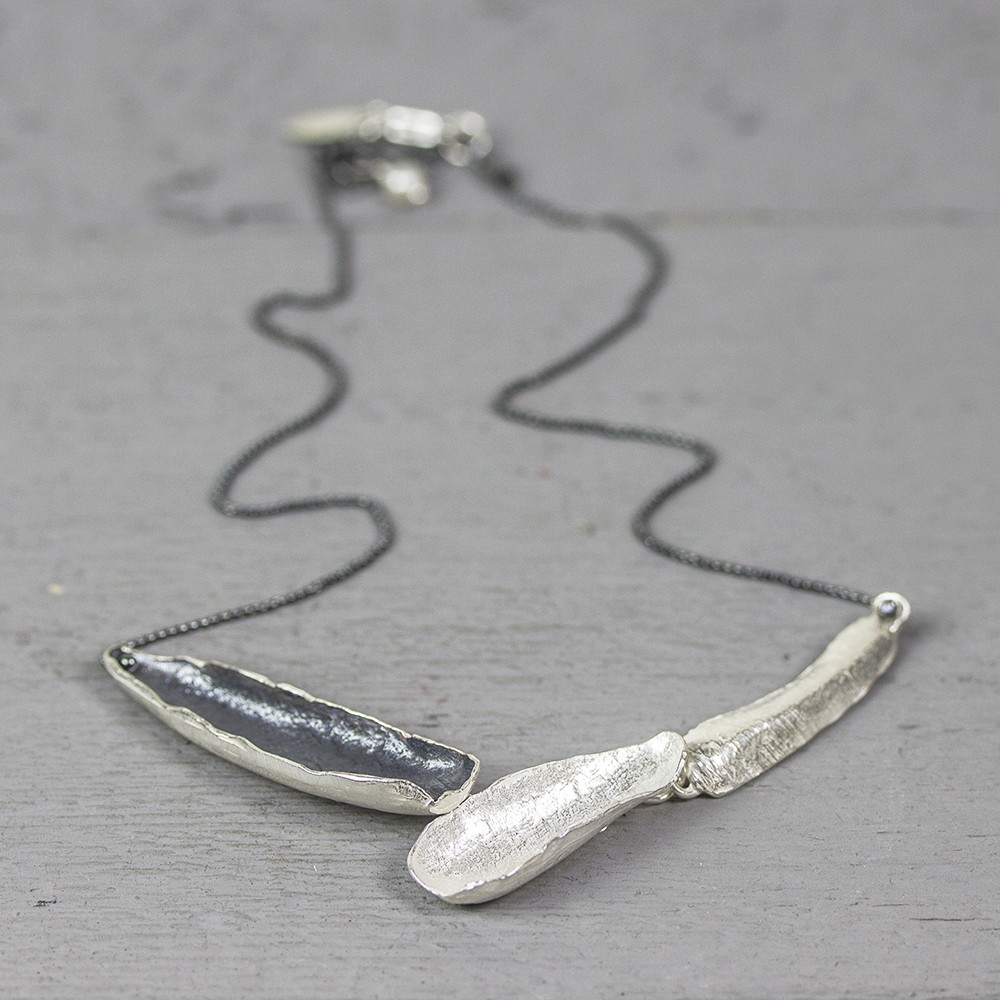 Collier gemaakt van 925 sterling zilver en geoxideerd zilver. Dit collier valt bij het dragen in een prachtige V-vorm.