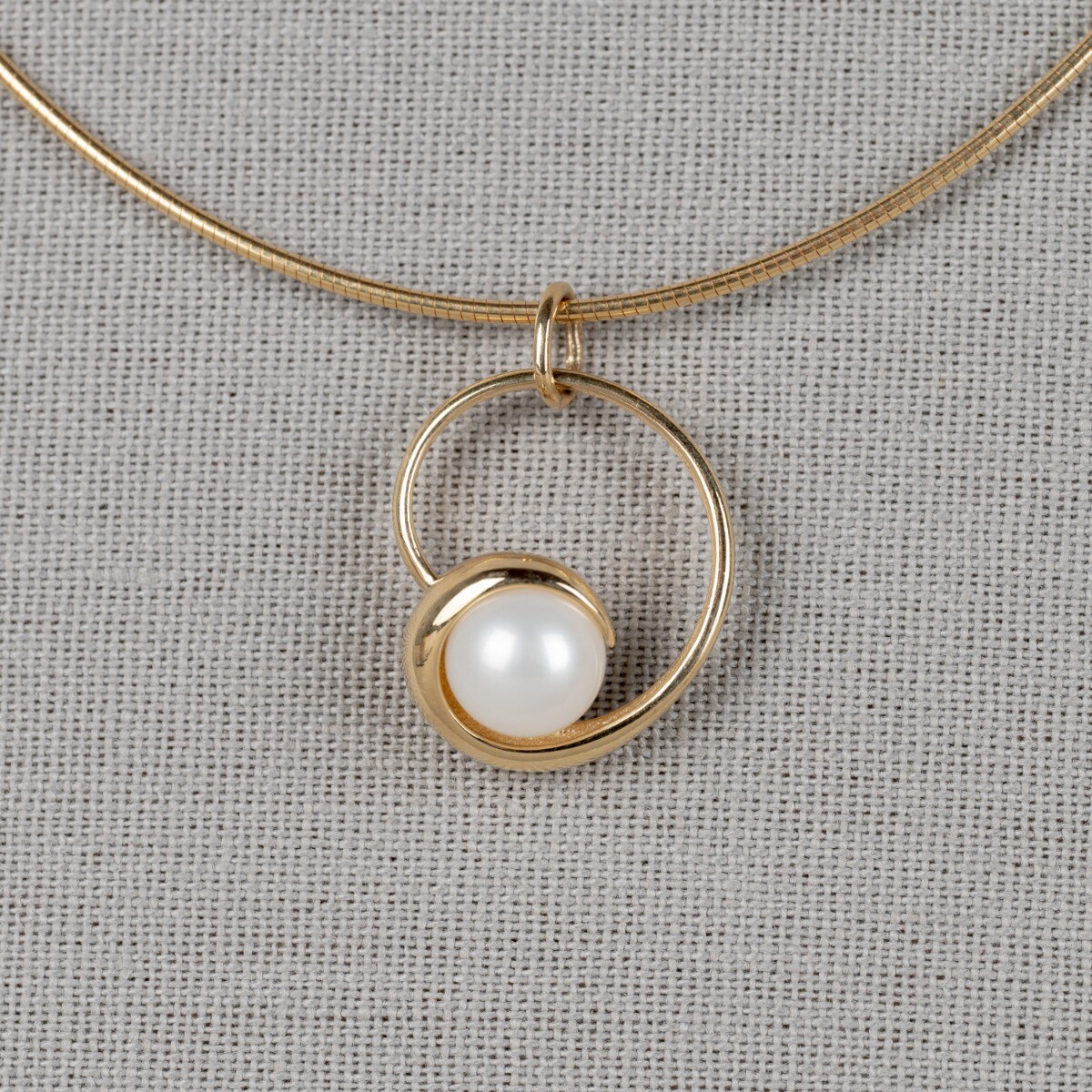 Gouden hanger met gecentreerd een zoetwaterparel.