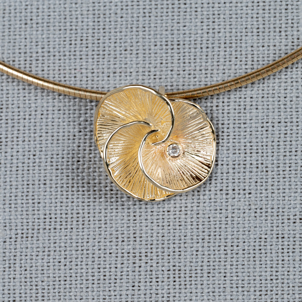 Bloemachtige hanger met diamant.