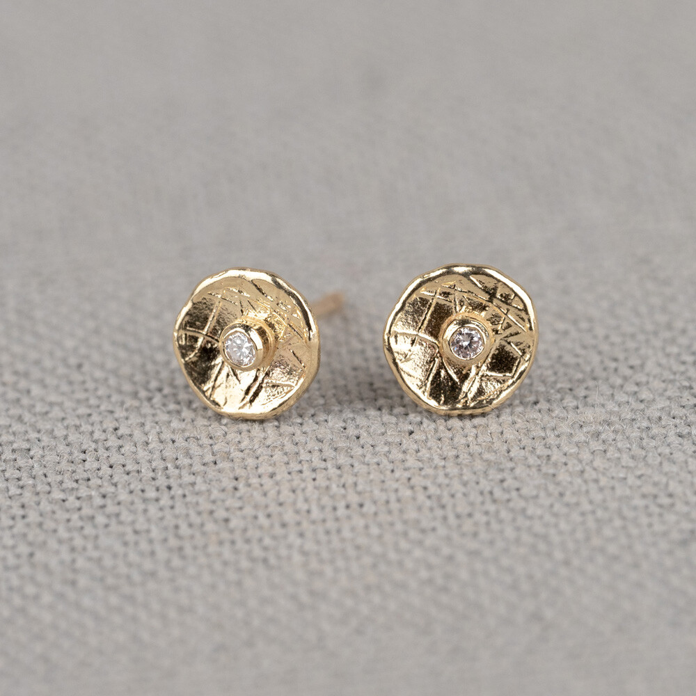 Kleine ronden oorstekers met een voelbare structuur en diamant. 0.034ct