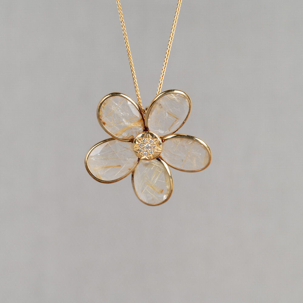 Collier met bloemvormige hanger gemaakt van 14 karaat goud en Gold Rutiel. In het hart van de bloem zitten meerdere diamanten. Combineer met andere gouden sieraden van Jeh Jewels.