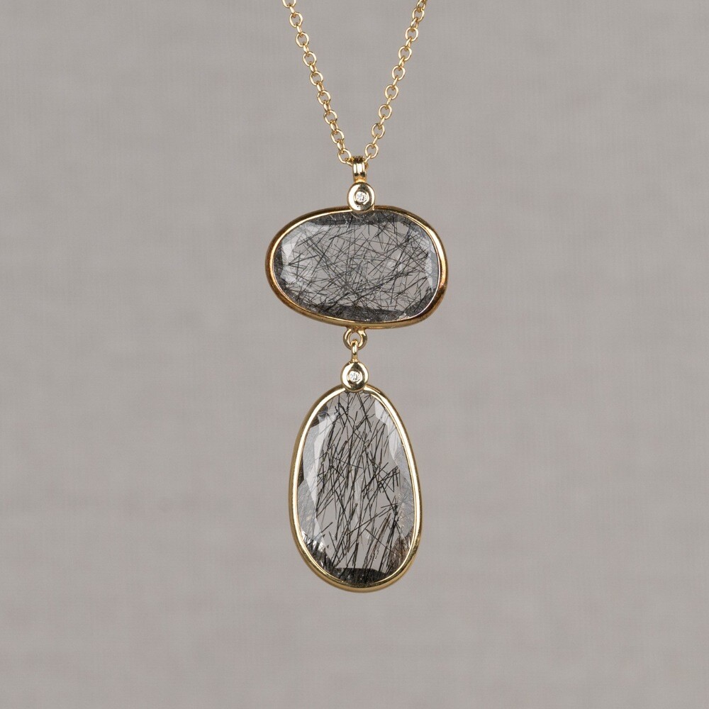 Collier gemaakt van 14 karaat goud in combinatie met Black Rutielkwarts en diamant. Combineer dit collier met de andere sieraden uit de Rocky-lijn. Dit collier kan op 40 en 43 cm gedragen worden dankzij het extra oogje.