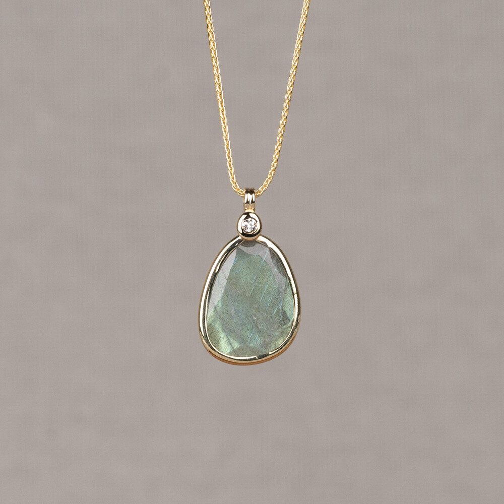 Collier goud, met een druppelvormige hanger met daarin een gefacetteerde edelsteen. 0.02ct " border="1" cellspacing="0" cellpadding="0" align="left"&gt; AM Amethist AQ Aquamarijn BRT Zwarte Rutielkwarts BT Blauwe Topaas CMS Chocolade maansteen CT Citrien GA Groene Amethist GMS Grijze Maansteen GT Groene Toermalijn LAB Labradoriet LT Lemon Topaas MS Maansteen PR Peridot PT Roze Toermalijn RD Rodoliet RQ Rose Kwarts RT Rutiel SMT Smokey Topaas WT Witte Topaas CLC Groene Chalcedoon AY Iolite