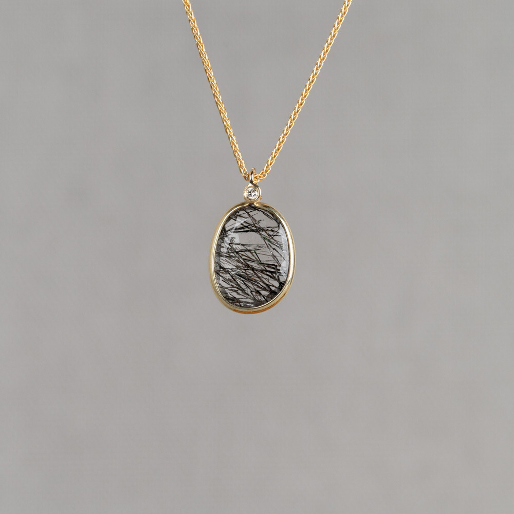 Collier gemaakt van 14 karaat in combinatie met Black Rutiel en Diamant. Dit collier kan gedragen worden op 42 en 45 cm dankzij het extra oogje. Combineer met de andere gouden sieraden uit de Rocky-lijn.