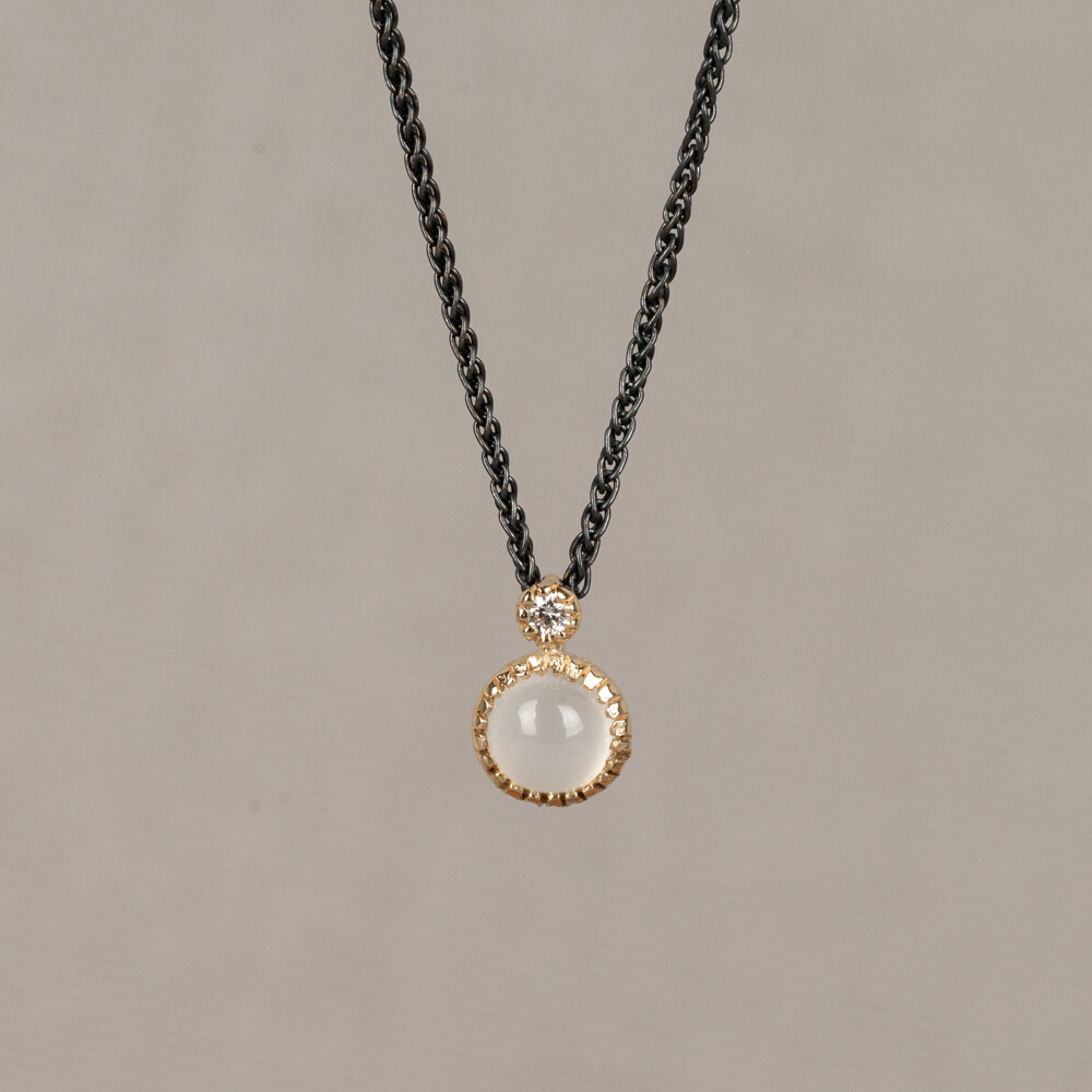 Collier zilver + G14K, maansteen en een diamnant van 0.02CT H/SI.