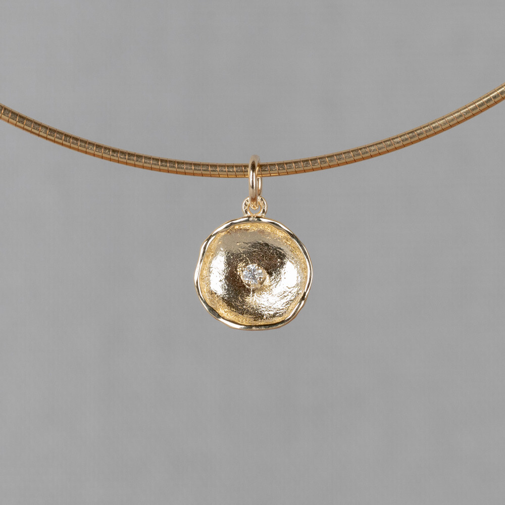 Hanger G14K 0.029CT I1/HI De gouden sieradenlijn van Jeh is gemaakt van 14 karaats goud. Dit karaatgehalte wordt in Nederland het meest gebruikt, vanwege de hardheid en de kleur. Puur goud is te zacht om draagbare sieraden van te maken, daarom worden er bij metalen gebruikt. Vaak wordt er zilver en koper gebruikt zodat je kunt blijven spreken van &lsquo;edele metalen&rsquo;. Bij 14 karaat goud zijn er van de 1000 delen, 585 delen puur goud. De overige 415 delen bestaan dus uit de overige metalen.