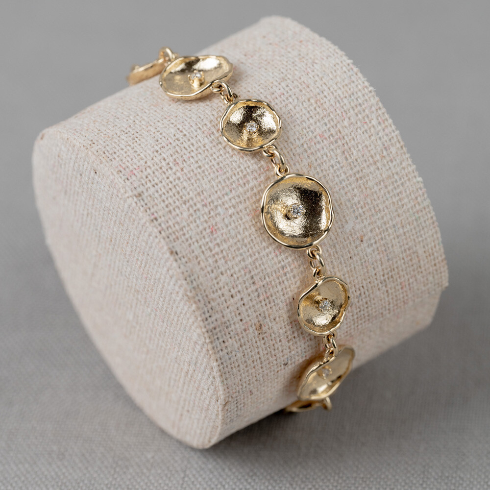 Armband gemaakt van 14 karaat goud met in het midden van iedere schakel een diamant van 0.263CT I1/HI.