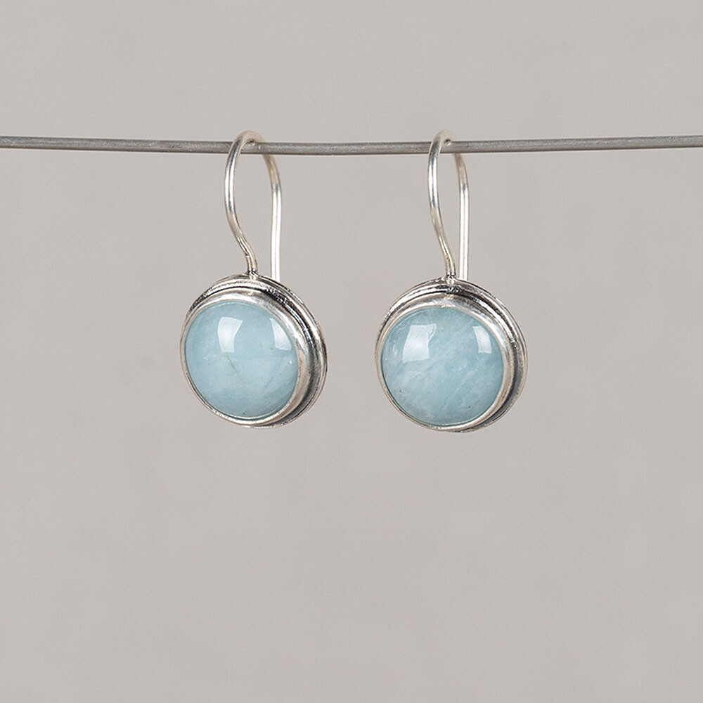 Oorhangers gemaakt van 925 sterling zilver met een aquamarijn. Aquamarijn heeft de kracht om anderen tolerant te maken, bestrijd de neiging te oordelen, biedt steun tijdens verantwoordelijkheden en helpt om op positieve wijze verantwoordelijk te zijn.