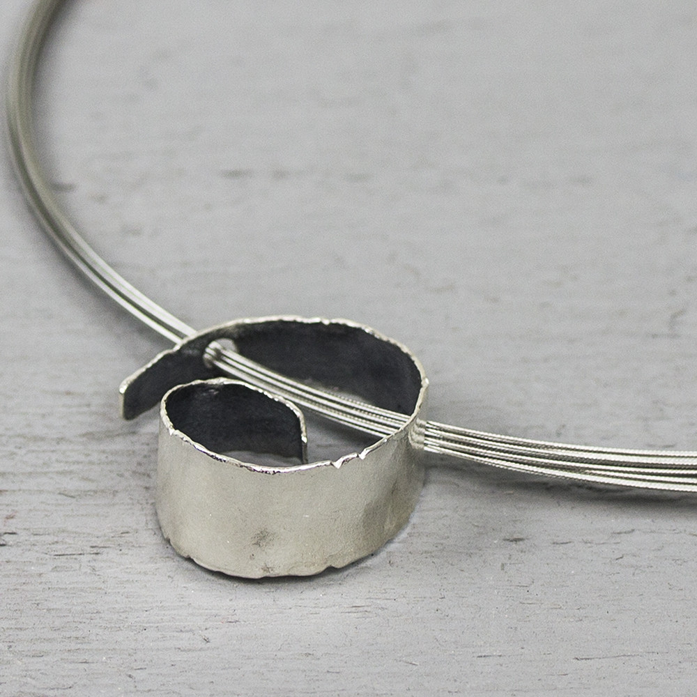 Hanger gemaakt van 925 sterling zilver met geoxideerd zilver in spiraalvorm. De glans van 925 sterling zilver maakt het een gewild edelmetaal voor de vervaardiging van sieraden. Het bestaat uit 92,5% puur zilver en 7,5% koper. Puur zilver is een zacht en buigzaam materiaal, het koper in 925 sterling zilver zorgt voor de stevigheid. De sieraden van Jeh Jewels zijn nikkel vrij.