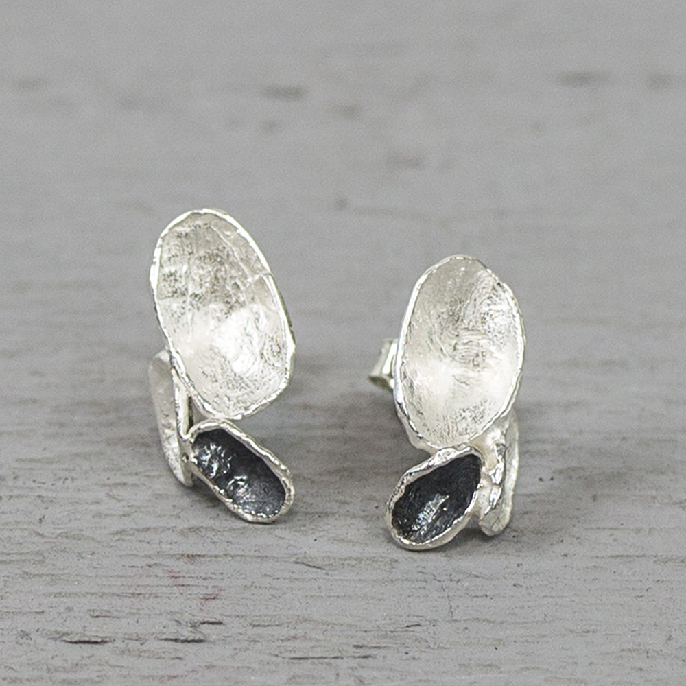 Oorsteker gemaakt uit drie elemeneten van 925 sterling zilver met geoxideerd zilver.