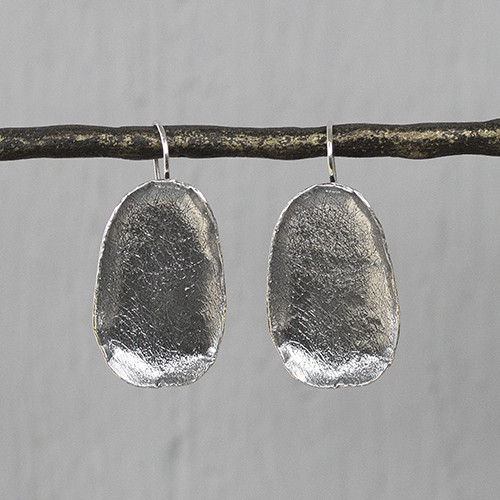 Oorhanger gemaakt van 925 sterling zilver die ons doen denken aan een lepel. De glans van 925 sterling zilver maakt het een gewild edelmetaal voor de vervaardiging van sieraden. Het bestaat uit 92,5% puur zilver en 7,5% koper. Puur zilver is een zacht en buigzaam materiaal, het koper in 925 sterling zilver zorgt voor de stevigheid. De sieraden van Jeh Jewels zijn nikkel vrij.