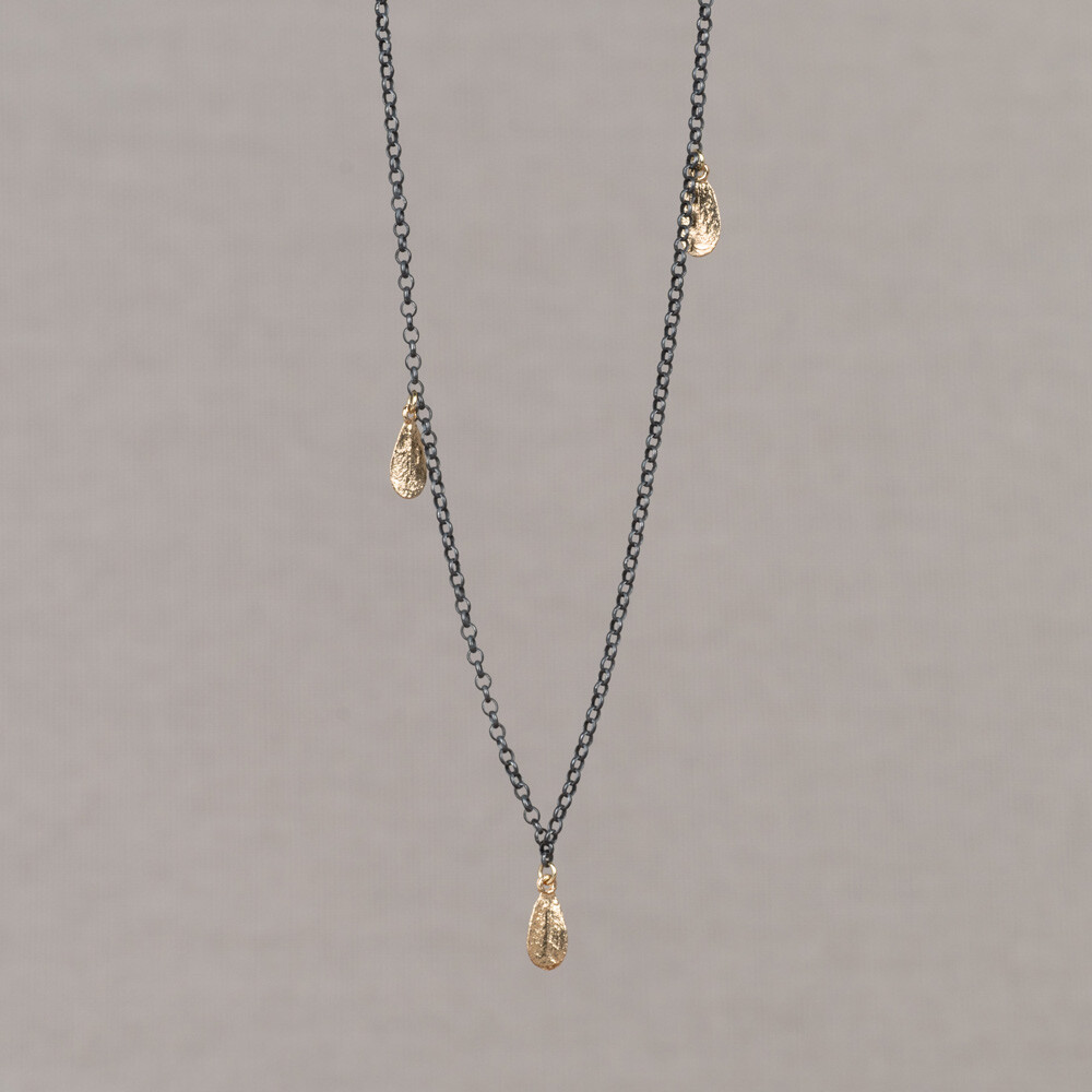 Collier gemaakt van 925 geoxideerd sterling zilver, met daaraan kleine blaadjes van 14 karaat goud. De glans van 925 sterling zilver maakt het een gewild edelmetaal voor de vervaardiging van sieraden. Het bestaat uit 92,5% puur zilver en 7,5% koper. Puur zilver is een zacht en buigzaam materiaal, het koper in 925 sterling zilver zorgt voor de stevigheid. De sieraden van Jeh Jewels zijn nikkel vrij. De gouden sieradenlijn van Jeh is gemaakt van 14 karaats goud. Dit karaatgehalte wordt in Nederland het meest gebruikt, vanwege de hardheid en de kleur. Puur goud is te zacht om draagbare sieraden van te maken, daarom worden er bij metalen gebruikt. Vaak wordt er zilver en koper gebruikt zodat je kunt blijven spreken van &lsquo;edele metalen&rsquo;. Bij 14 karaat goud zijn er van de 1000 delen, 585 delen puur goud. De overige 415 delen bestaan dus uit de overige metalen.