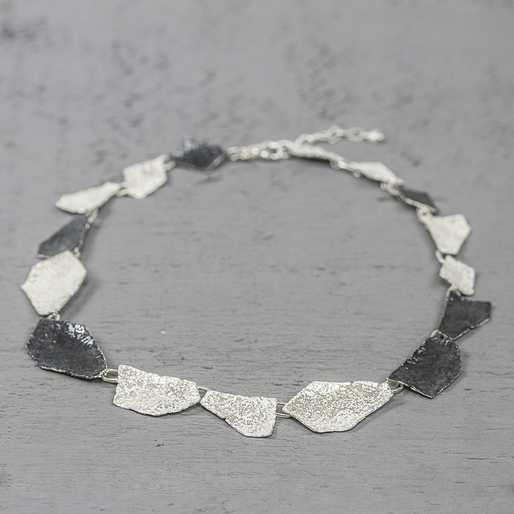 Collier gemaakt van 925 sterling zilver en geoxideerd zilver. De tweekleurige schakels hebben een lichte structuur. Combineer met een mooie armband, een ring en oorsieraden voor een complete look!