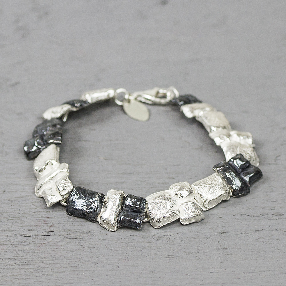 Armband bestaande uit vierkantjes gemaakt van 925 sterling zilver en geoxideerd zilver. Combineer met het bijpassende collier voor een complete look!