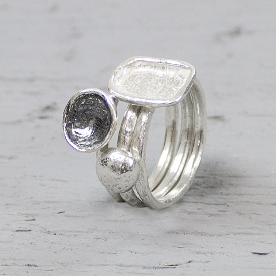 Deze ring is gemaakt van 925 sterling zilver en geoxideerd zilver. De ring bestaat uit drie losse ringen met ieder zijn eigen vorm en kleur op de bovenzijde van de ring. De drie verschillende tinten en de drie verschillende vormen zorgen ervoor dat deze ring perfect gecombineerd kan worden met de vele colliers van Jeh Jewels. De glans van 925 sterling zilver maakt het een gewild edelmetaal voor de vervaardiging van sieraden. Het bestaat uit 92,5% puur zilver en 7,5% koper. Puur zilver is een zacht en buigzaam materiaal, het koper in 925 sterling zilver zorgt voor de stevigheid. De sieraden van Jeh Jewels zijn nikkel vrij.