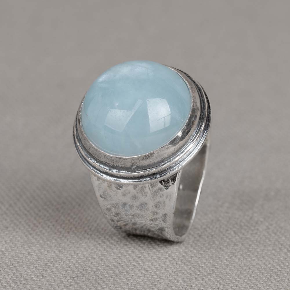 Ring gemaakt van 925 sterling zilver met een cabochon geslepen aquamarijn.