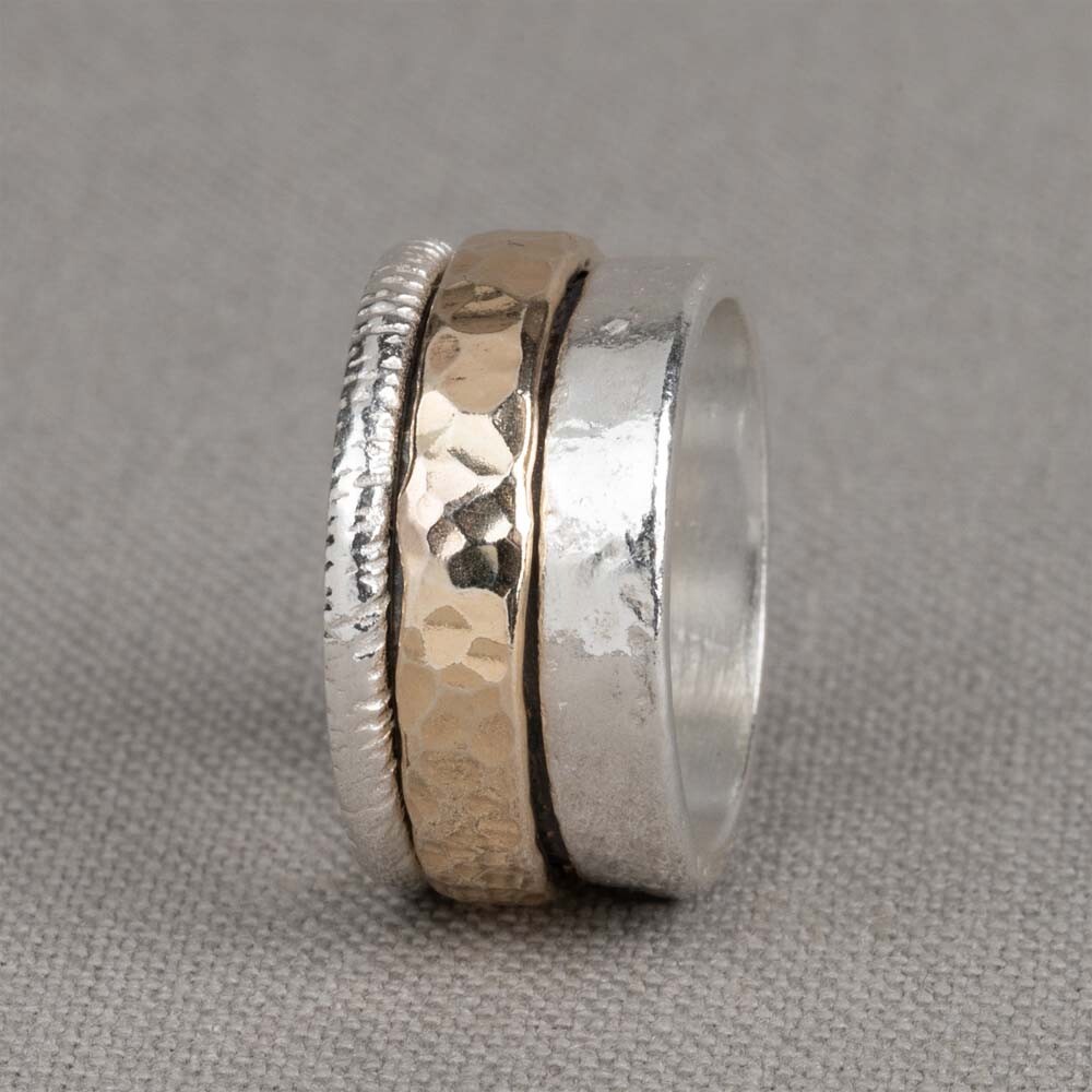 Ring gemaakt van 925 sterling zilver met goldfilled. Deze ring heeft door de brede goldfilled band in combinatie met het zilver een 'cool' karakter. De glans van 925 sterling zilver maakt het een gewild edelmetaal voor de vervaardiging van sieraden. Het bestaat uit 92,5% puur zilver en 7,5% koper. Puur zilver is een zacht en buigzaam materiaal, het koper in 925 sterling zilver zorgt voor de stevigheid. De sieraden van Jeh Jewels zijn nikkel vrij. Goldfilled komt uit Amerika en wordt daar al langer gebruikt voor de vervaardiging van sieraden met een "touch of gold" voor een betaalbare prijs. Het goldfilled blijft op kleur, is slijtvast en de 14karaats goudlaag is dik genoeg om lang te kunnen genieten van de warme uitstraling van goud. Goldfilled wordt veelal ook goed verdragen door mensen die allergisch zijn voor andere metalen dan goud.
