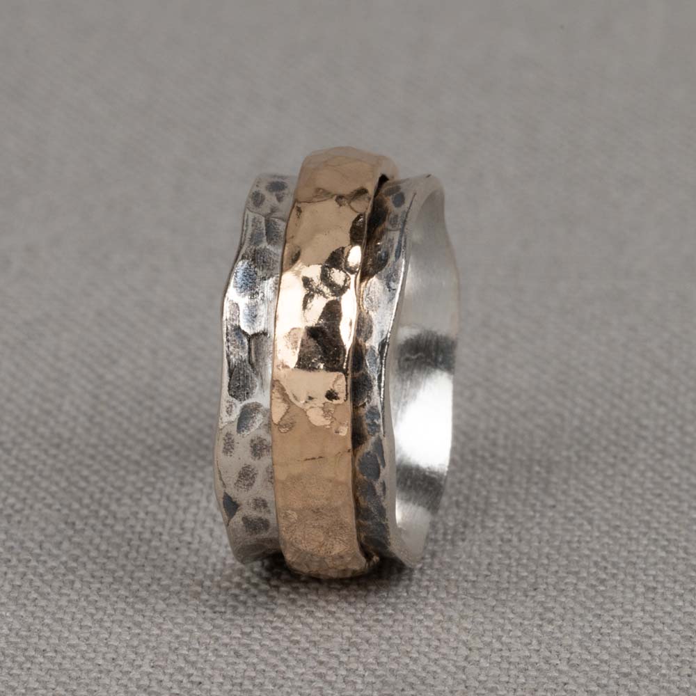 RIng gemaakt van 925 sterling zilver, geoxideerd zilver en goldfilled. Deze ring loopt rond aan de binnenkant, hierdoor heeft hij een fijne pasvorm. De ring heeft een brede goldfilled band en golven aan de zijkant. De glans van 925 sterling zilver maakt het een gewild edelmetaal voor de vervaardiging van sieraden. Het bestaat uit 92,5% puur zilver en 7,5% koper. Puur zilver is een zacht en buigzaam materiaal, het koper in 925 sterling zilver zorgt voor de stevigheid. De sieraden van Jeh Jewels zijn nikkel vrij. Goldfilled komt uit Amerika en wordt daar al langer gebruikt voor de vervaardiging van sieraden met een "touch of gold" voor een betaalbare prijs. Het goldfilled blijft op kleur, is slijtvast en de 14karaats goudlaag is dik genoeg om lang te kunnen genieten van de warme uitstraling van goud. Goldfilled wordt veelal ook goed verdragen door mensen die allergisch zijn voor andere metalen dan goud.