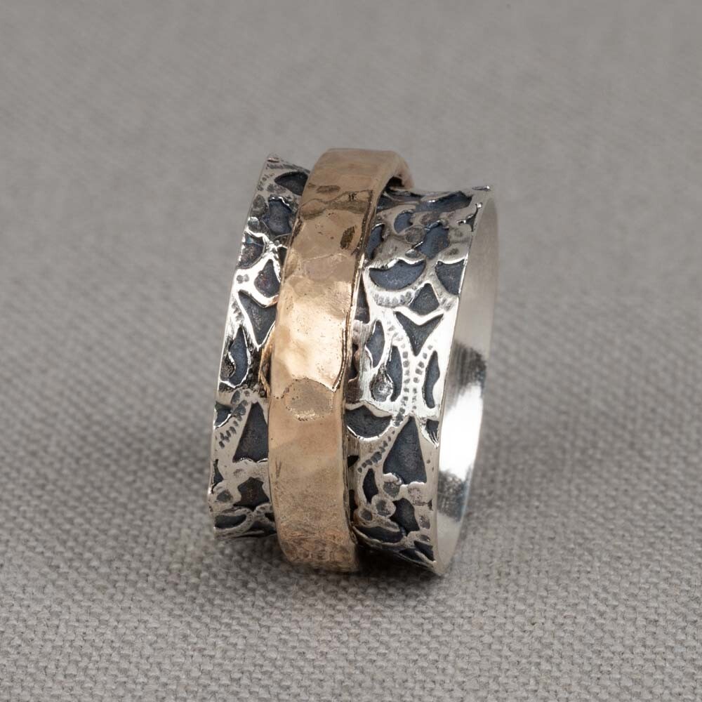 Ring gemaakt van 925 sterling zilver, geoxideerd zilver en goldfilled. 