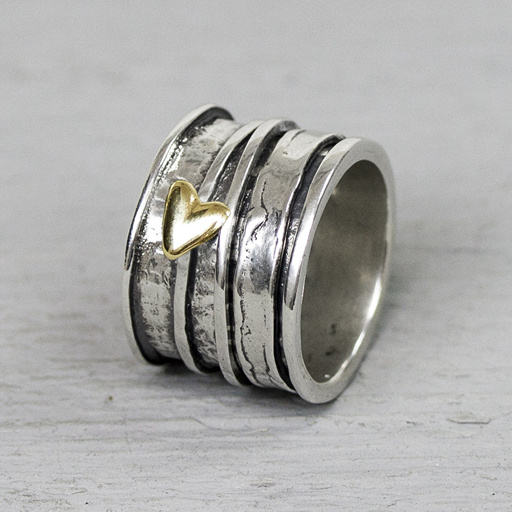 Ring gemaakt van 925 sterling zilver met een 9 karaat hartje op de bovenkant. De glans van 925 sterling zilver maakt het een gewild edelmetaal voor de vervaardiging van sieraden. Het bestaat uit 92,5% puur zilver en 7,5% koper. Puur zilver is een zacht en buigzaam materiaal, het koper in 925 sterling zilver zorgt voor de stevigheid. De sieraden van Jeh Jewels zijn nikkel vrij. Materiaal: 9 karaat De term karaat geeft aan hoeveel puur goud er per duizend delen in een sieraad zitten. Hoe hoger deze waarde, hoe meer goud. In een sieraad van 9 karaat zitten 337,5 delen goud.