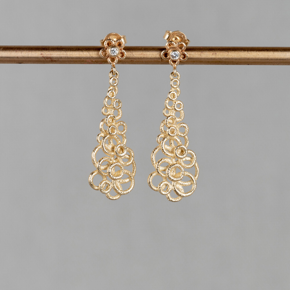 Deze oorstekers zijn gemaakt van 14 karaat goud in combinatie met Diamant. Draag deze oorbellen met het bijpassende collier en de ring voor een complete set!