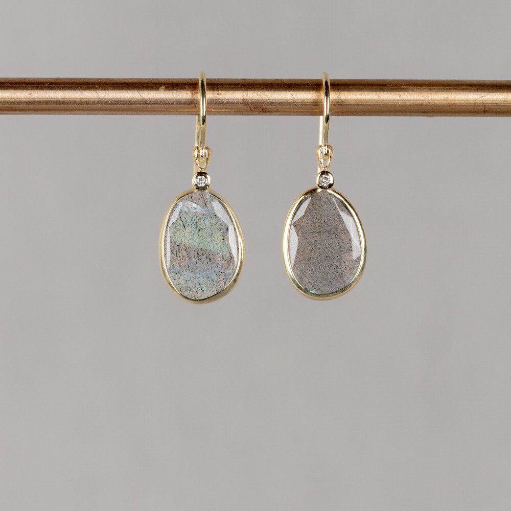 Oorbel gemaakt van 14 karaat goud in combinatie met de edelsteen Labradoriet. Combineer deze oorbellen met de andere gouden sieraden uit de Rocky-lijn.