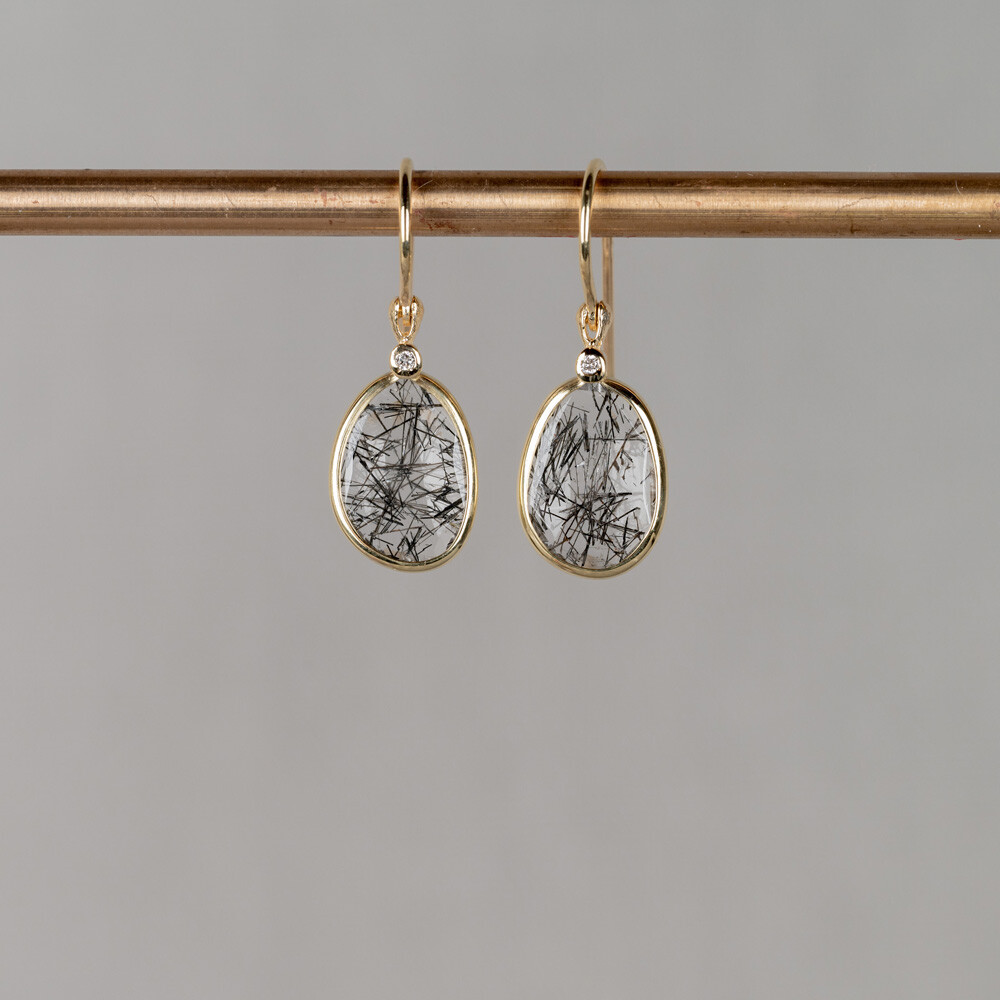 Oorbel gemaakt van 14 karaat goud in combinatie met de edelsteen Black Rutiel. Combineer deze oorbellen met de andere gouden sieraden uit de Rocky-lijn.