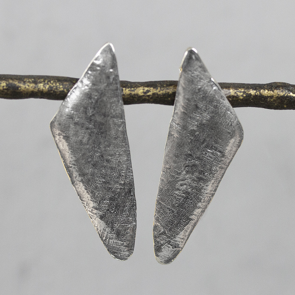 Oorsteker gemaakt van 925 sterling zilver in de vorm van een driehoek. De glans van 925 sterling zilver maakt het een gewild edelmetaal voor de vervaardiging van sieraden. Het bestaat uit 92,5% puur zilver en 7,5% koper. Puur zilver is een zacht en buigzaam materiaal, het koper in 925 sterling zilver zorgt voor de stevigheid. De sieraden van Jeh Jewels zijn nikkel vrij.