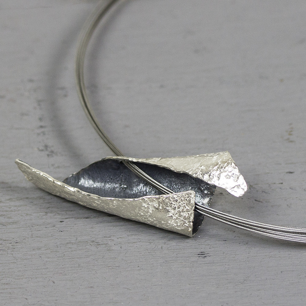 Gevouwen hanger gemaakt van 925 sterling zilver en geoxideerd zilver. Op dit sieraad is gebruik gemaakt van geoxideerd zilver, dit is een oppervlakte bewerking. Het is mogelijk dat de geoxideerde laag na verloop van tijd door slijtage vervaagd. De glans van 925 sterling zilver maakt het een gewild edelmetaal voor de vervaardiging van sieraden. Het bestaat uit 92,5% puur zilver en 7,5% koper. Puur zilver is een zacht en buigzaam materiaal, het koper in 925 sterling zilver zorgt voor de stevigheid. De sieraden van Jeh Jewels zijn nikkel vrij.
