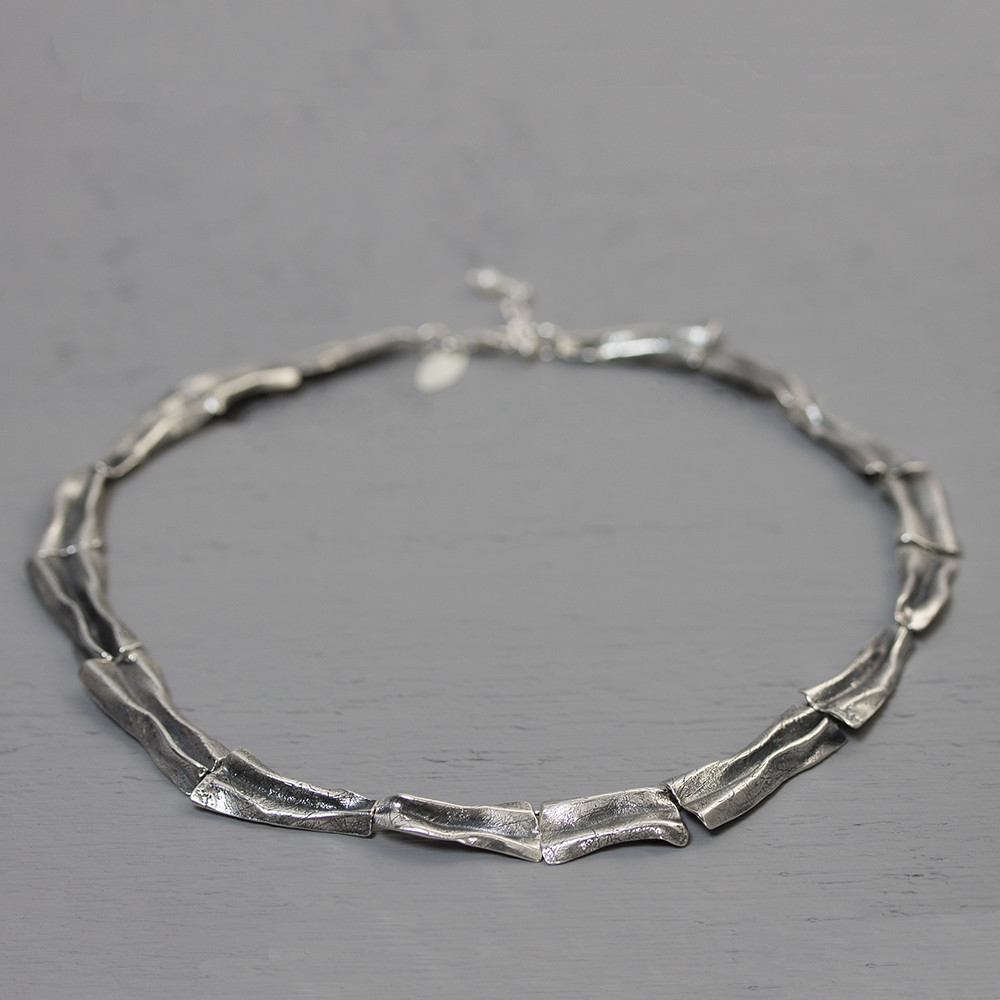 Collier gemaakt van 925 sterling zilver en geoxideerd zilver. Door de split in de schakels krijgt dit collier een 3 dimensionaal effect. Combineer met een mooie armband, een ring en oorsieraden.