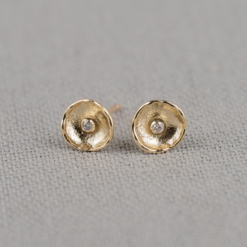 Geelgouden oorsteker rond diamant 0.03ct