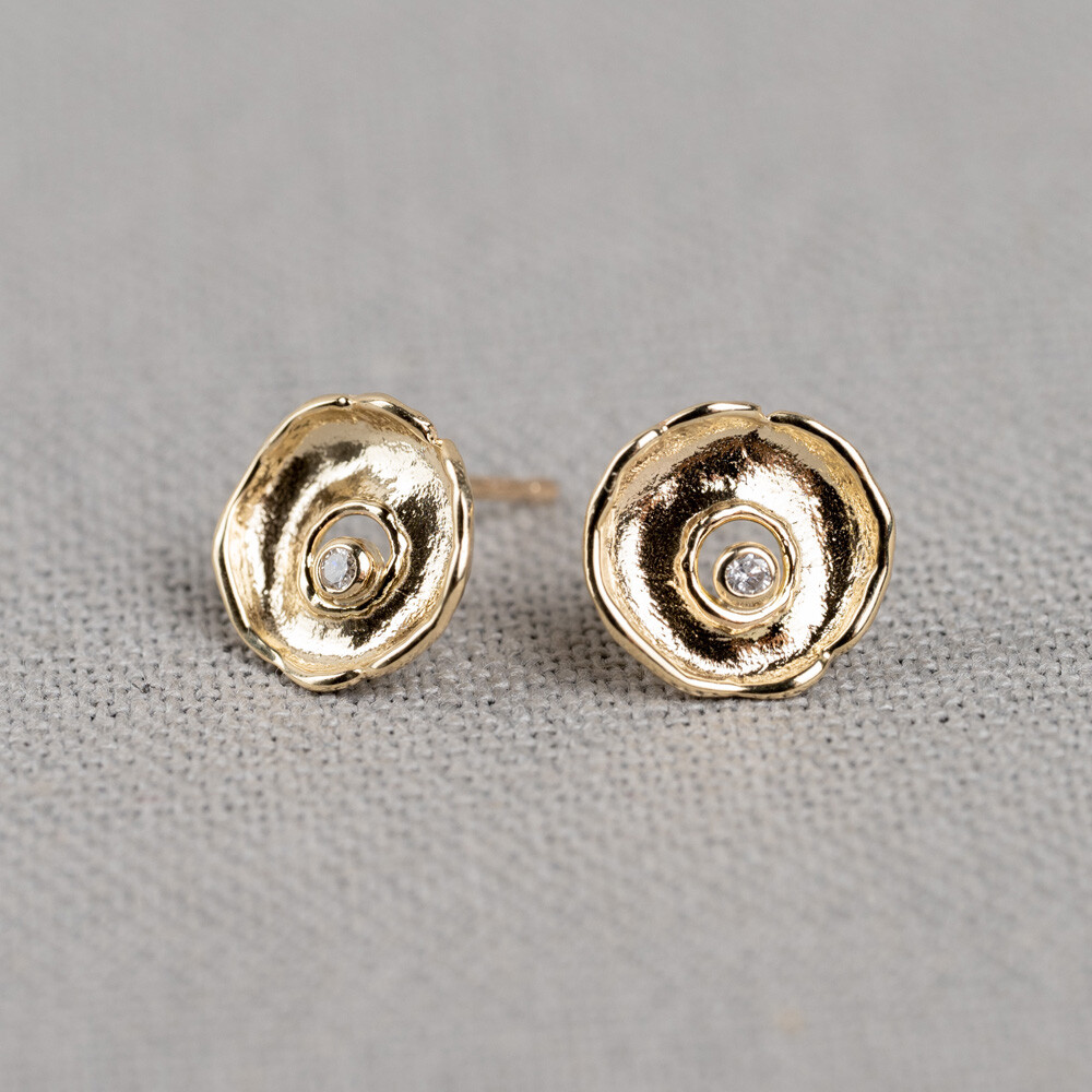 Oorsteker gemaakt van 14 karaat goud in de vorm van een donut met middenin een diamant van 0.034CT I1/HI.