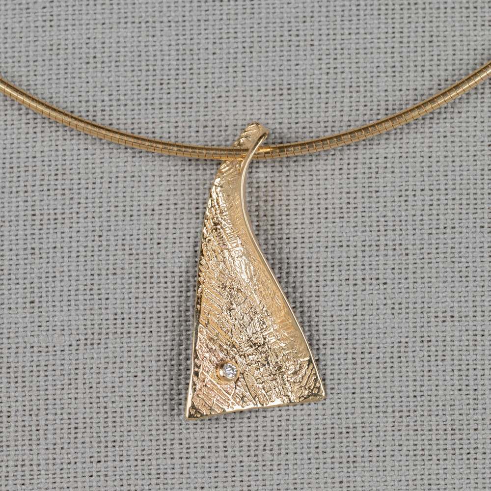 Hanger gemaakt van 14 karaat goud in de vorm van een vlag met een diamant van 0.029CT I1/HI.