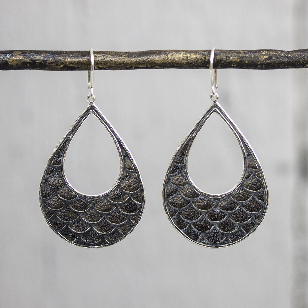 Oorhangers gemaakt van 925 sterling zilver met geoxideerd zilver. Grote oorbellen zijn de trend van het voorjaar, het mag zelfs "over-the-top". De glans van 925 sterling zilver maakt het een gewild edelmetaal voor de vervaardiging van sieraden. Het bestaat uit 92,5% puur zilver en 7,5% koper. Puur zilver is een zacht en buigzaam materiaal, het koper in 925 sterling zilver zorgt voor de stevigheid. De sieraden van Jeh Jewels zijn nikkel vrij. Op dit sieraad is gebruik gemaakt van geoxideerd zilver, dit is een oppervlakte bewerking. Het is mogelijk dat de geoxideerde laag na verloop van tijd door slijtage vervaagd.