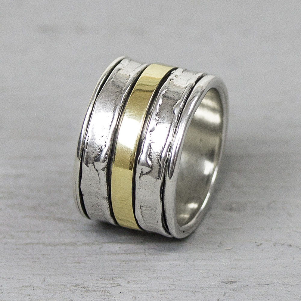 Ring gemaakt van 925 sterling zilver en geoxideerd zilver. In plaats van de bekende goldfilled band, zit om deze ring een ringetje van 9 karaat. Let op: Deze ringen hebben een levertijd van 6 tot 8 weken. De glans van 925 sterling zilver maakt het een gewild edelmetaal voor de vervaardiging van sieraden. Het bestaat uit 92,5% puur zilver en 7,5% koper. Puur zilver is een zacht en buigzaam materiaal, het koper in 925 sterling zilver zorgt voor de stevigheid. De sieraden van Jeh Jewels zijn nikkel vrij. Materiaal: 9 karaat De term karaat geeft aan hoeveel puur goud er per duizend delen in een sieraad zitten. Hoe hoger deze waarde, hoe meer goud. In een sieraad van 9 karaat zitten 337,5 delen goud.