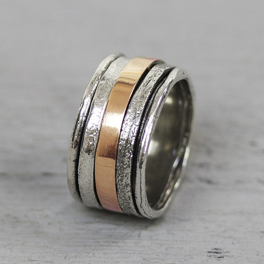 Ring gemaakt van 925 sterling zilver en geoxideerd zilver. In plaats van de bekende goldfilled band, zit om deze ring een ringetje van 9 karaat rose. Let op: Deze ringen hebben een levertijd van 6 tot 8 weken. De glans van 925 sterling zilver maakt het een gewild edelmetaal voor de vervaardiging van sieraden. Het bestaat uit 92,5% puur zilver en 7,5% koper. Puur zilver is een zacht en buigzaam materiaal, het koper in 925 sterling zilver zorgt voor de stevigheid. De sieraden van Jeh Jewels zijn nikkel vrij. Materiaal: 9 karaat De term karaat geeft aan hoeveel puur goud er per duizend delen in een sieraad zitten. Hoe hoger deze waarde, hoe meer goud. In een sieraad van 9 karaat zitten 337,5 delen goud.