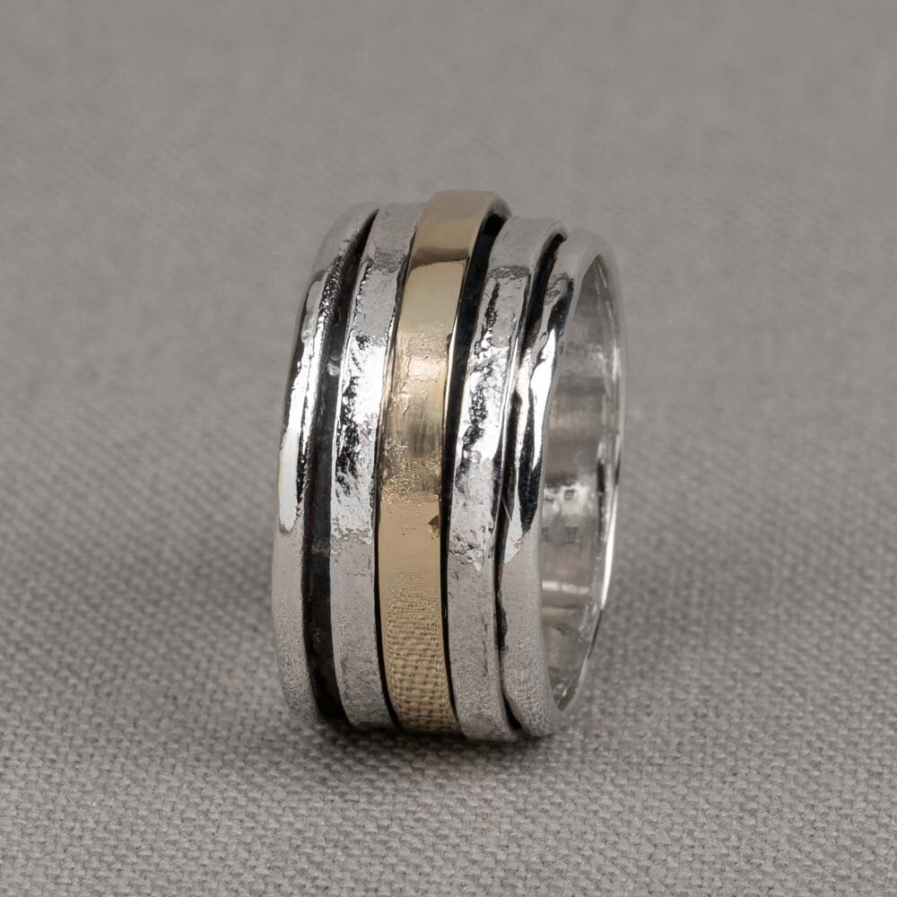 Ring gemaakt van 925 sterling zilver en geoxideerd zilver. In plaats van de bekende goldfilled band, zit om deze ring een ringetje van 9 karaat. Let op: Deze ringen hebben een levertijd van 6 tot 8 weken. De glans van 925 sterling zilver maakt het een gewild edelmetaal voor de vervaardiging van sieraden. Het bestaat uit 92,5% puur zilver en 7,5% koper. Puur zilver is een zacht en buigzaam materiaal, het koper in 925 sterling zilver zorgt voor de stevigheid. De sieraden van Jeh Jewels zijn nikkel vrij. Materiaal: 9 karaat De term karaat geeft aan hoeveel puur goud er per duizend delen in een sieraad zitten. Hoe hoger deze waarde, hoe meer goud. In een sieraad van 9 karaat zitten 337,5 delen goud.
